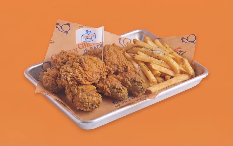 Chicken Is Back 트레이에 담긴 바삭한 윙 6개와 작은 감자튀김