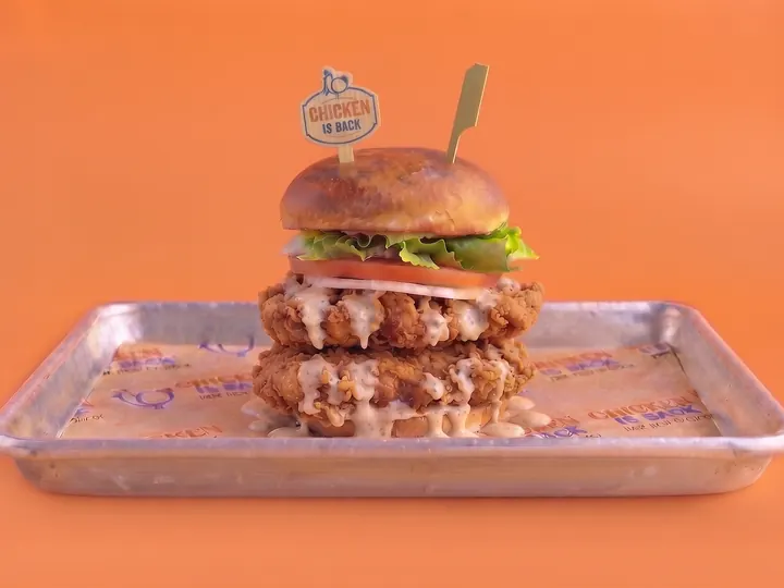 바삭한 닭다리살 두 장이 들어간 Premium Deluxe Thigh Burger