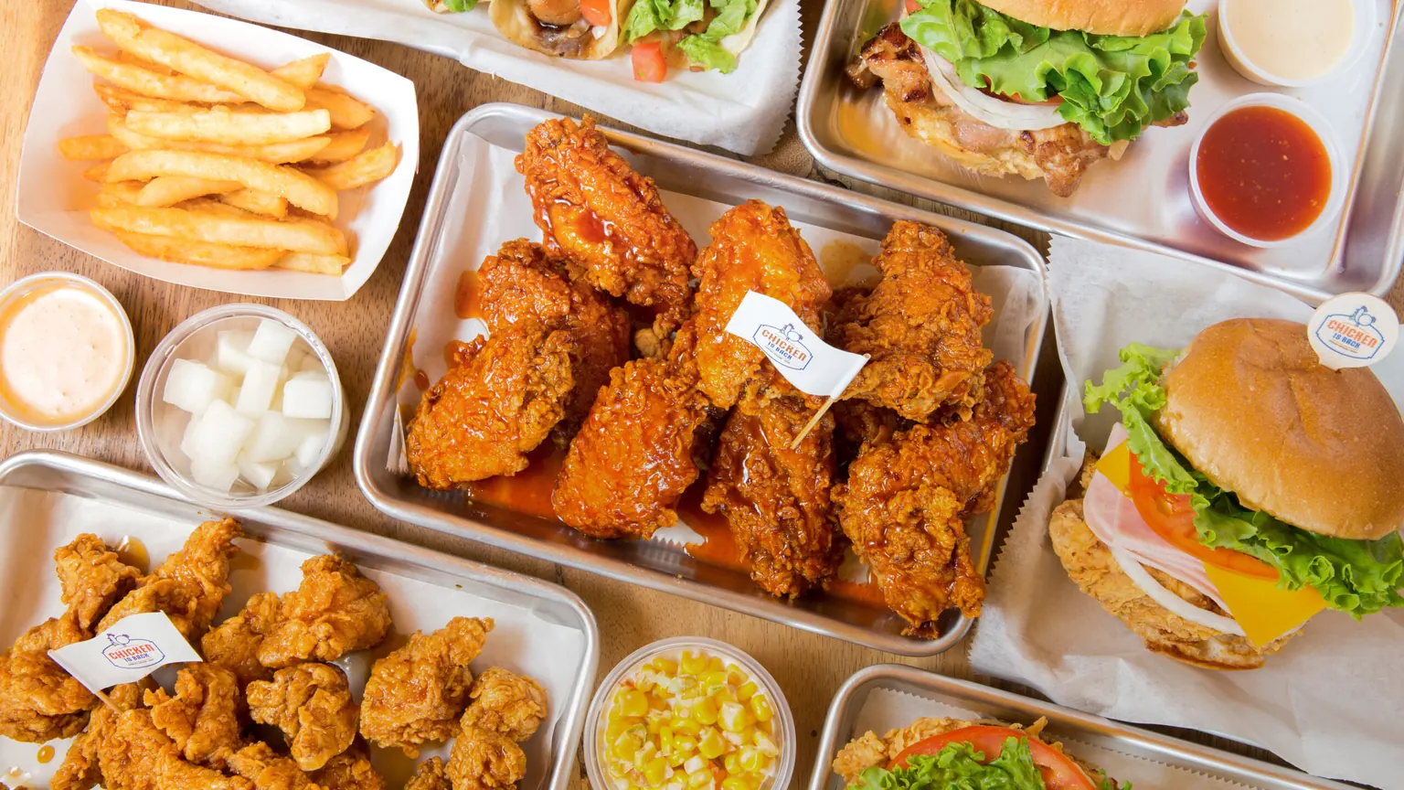 트레이에 담긴 Chicken Is Back 버거, 윙, 순살 치킨과 감자튀김