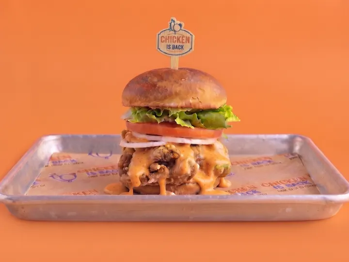 Premium Spicy Thigh Burger — Chicken Is Back의 실제 메뉴 사진