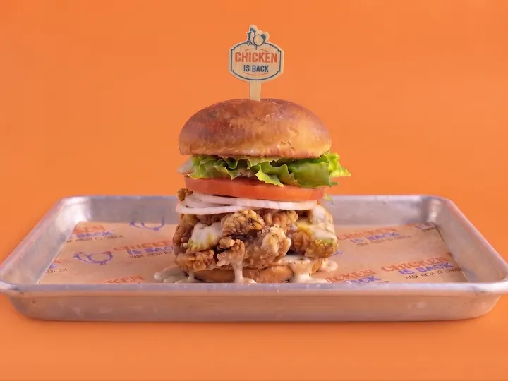 Premium Thigh Burger — Chicken Is Back의 실제 메뉴 사진